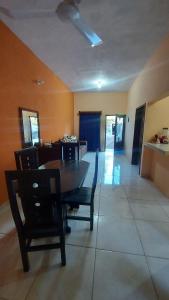 ein Wohnzimmer mit Esstisch und Stühlen in der Unterkunft Comfortable apartment in San Blas in San-Blas-Inseln