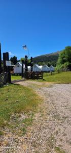 un camino de tierra con un grupo de casas en el fondo en Altos del Rivadavia, en Villa Lago Rivadavia