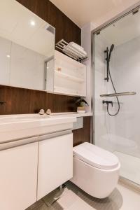 コタキナバルにあるLa,mer Butik Hotelのシャワーとトイレ付きの白いバスルーム