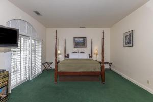 une chambre avec un lit et une télévision à écran plat dans l'établissement 5th Street Inn, à Mariposa