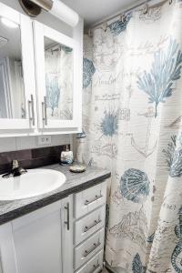 Vannituba majutusasutuses Happy in the Keys Tiny Home