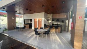 una cucina e una sala da pranzo con tavolo e sedie di Praia de Guarajuba -BA, paz e água fresca a 900 m praia ! a Camassari