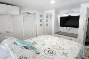 Televiisor ja/või meelelahutuskeskus majutusasutuses Happy in the Keys Tiny Home