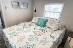 Voodi või voodid majutusasutuse Happy in the Keys Tiny Home toas