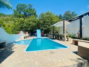 a swimming pool in a yard with a house at Quinta Los Tercos in Santiago