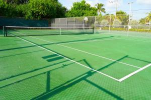 Tennis ja/või seinatennis majutusasutuses Happy in the Keys Tiny Home või selle läheduses