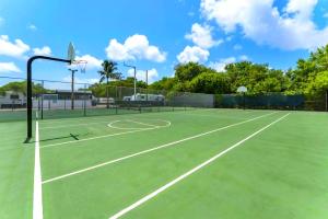 Tennis ja/või seinatennis majutusasutuses Happy in the Keys Tiny Home või selle läheduses