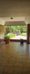 Habitación amplia con suelo de baldosa. en Romeo 4, en Villa Gesell