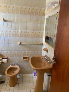 un baño con inodoro y lavabo en Romeo 4, en Villa Gesell