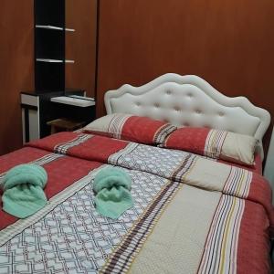 a bed with two green towels on top of it at amazing khaosan hostel in Bangkok