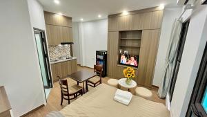 a small living room with a table and chairs at Era Apartment - Chùa Láng in Hanoi