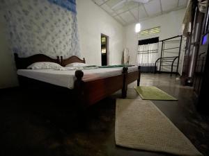 Postel nebo postele na pokoji v ubytování Weeragiri home stay