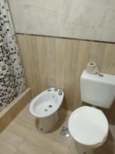 un baño con inodoro y lavabo en Residencia Los Miottis, en Necochea