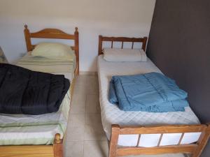 una habitación con dos literas en una habitación en Residencia Los Miottis, en Necochea