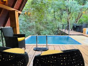 Bazén v ubytování Pearl in the Jungle with Private Pool nebo v jeho okolí