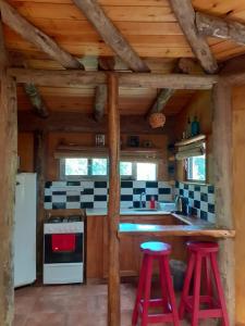 Η κουζίνα ή μικρή κουζίνα στο Peaceful cabin in the woods