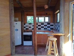 Η κουζίνα ή μικρή κουζίνα στο Peaceful cabin in the woods +16 φωτογραφίες