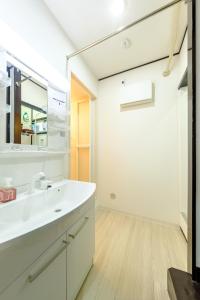 東京にあるAkisapo Stay Itabashi - アキサポステイ本蓮沼の白い洗面台と鏡のあるバスルーム +39枚の写真