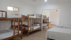 Camera con 3 letti a castello e 1 letto di Rancho Joya Del Mar a Sonsonate