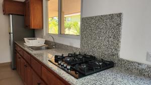 una cucina con fornelli e piano di lavoro di Rancho Joya Del Mar a Sonsonate