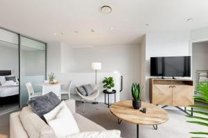 A television and/or entertainment centre at Sky Tower View 2BR Apt w Gym & Pool Access