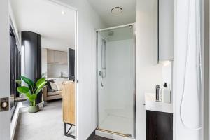 A kitchen or kitchenette at Sky Tower View 2BR Apt w Gym & Pool Access