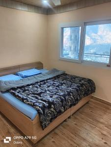 Postel nebo postele na pokoji v ubytování Devalsari Homestay