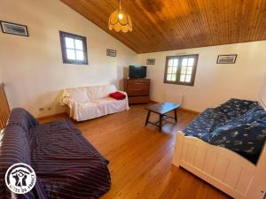 una sala de estar con una cama y un sofá en Charmant gîte 6 pers. à Jard-sur-Mer, proche plage et Vélodyssée - FR-1-426-568, en Jard-sur-Mer
