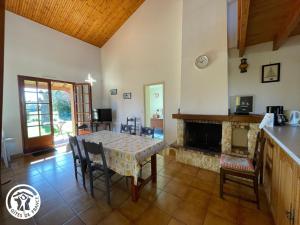 Un comedor con mesa y chimenea. en Charmant gîte 6 pers. à Jard-sur-Mer, proche plage et Vélodyssée - FR-1-426-568, en Jard-sur-Mer 12 fotos más