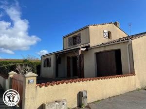 una casa con una valla delante en Charmant gîte 6 pers. à Jard-sur-Mer, proche plage et Vélodyssée - FR-1-426-568, en Jard-sur-Mer