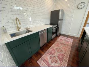 Kuchyň nebo kuchyňský kout v ubytování Cottage Street Downtown New Apartment