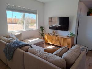 TV a/nebo společenská místnost v ubytování Joshua Tree Getaway