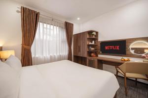 Ein Bett oder Betten in einem Zimmer der Unterkunft Kly Luxury Hotel