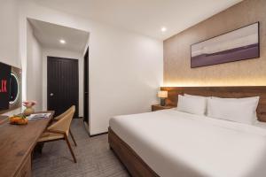 Ein Bett oder Betten in einem Zimmer der Unterkunft Kly Luxury Hotel