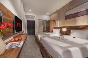 ein Hotelzimmer mit 2 Betten und 2 Waschbecken in der Unterkunft Kly Luxury Hotel in Hue