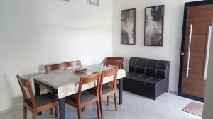 ein Esszimmer mit Tisch, Stühlen und Sofa in der Unterkunft Tauch Cancún Centro in Cancún