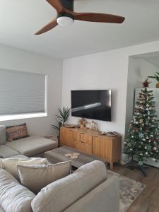 TV a/nebo společenská místnost v ubytování Joshua Tree Getaway