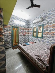 ヴェールールにあるAC HOMESTAY NEAR CMC AND RAILWAY STATION 2BHK and 3 BHKのタイル張りの壁のベッドルーム1室(ベッド1台付) +164枚の写真