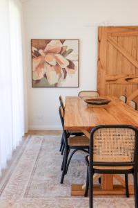una sala da pranzo con tavolo e sedie in legno di Kookaburra Beachhouse - Coastal Farmhouse Retreat a Robe