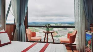 Nespecifikovaný výhled na hory nebo výhled na hory při pohledu z hotelu