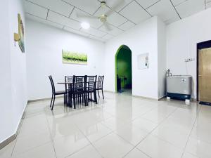 Una habitación con sillas y una mesa. en Homestay TBK, en Kangar 5 fotos más