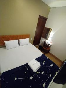 Postel nebo postele na pokoji v ubytování Senayan Stay