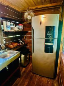 eine Küche mit einem Kühlschrank aus Edelstahl und einer Spüle in der Unterkunft Departamento frente a Playa Cocles in Talamanca