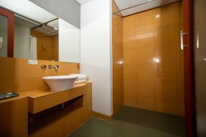 Vannituba majutusasutuses Sparks Life Jakarta, ARTOTEL Curated