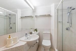 Ένα μπάνιο στο Garden Apt 2Bed x 2Bath, parking +2 φωτογραφίες