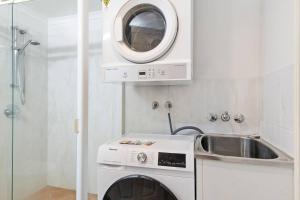 Η κουζίνα ή μικρή κουζίνα στο Garden Apt 2Bed x 2Bath, parking