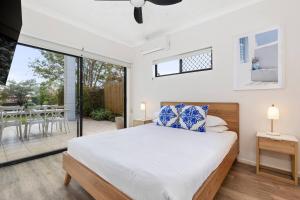 Ένα ή περισσότερα κρεβάτια σε δωμάτιο στο Garden Apt 2Bed x 2Bath, parking