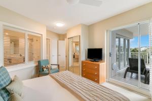Televisyen dan/atau pusat hiburan di The Pool Resort Kingscliff - 2BR Dual Key and 1BR (7119/7120) - Holiday Management Co.