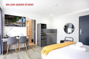 Кровать или кровати в номере City Star Lodge