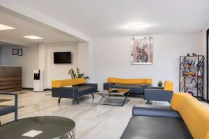 un soggiorno con divani, sedie e un tavolo di Ladik Hotel a Karahayit